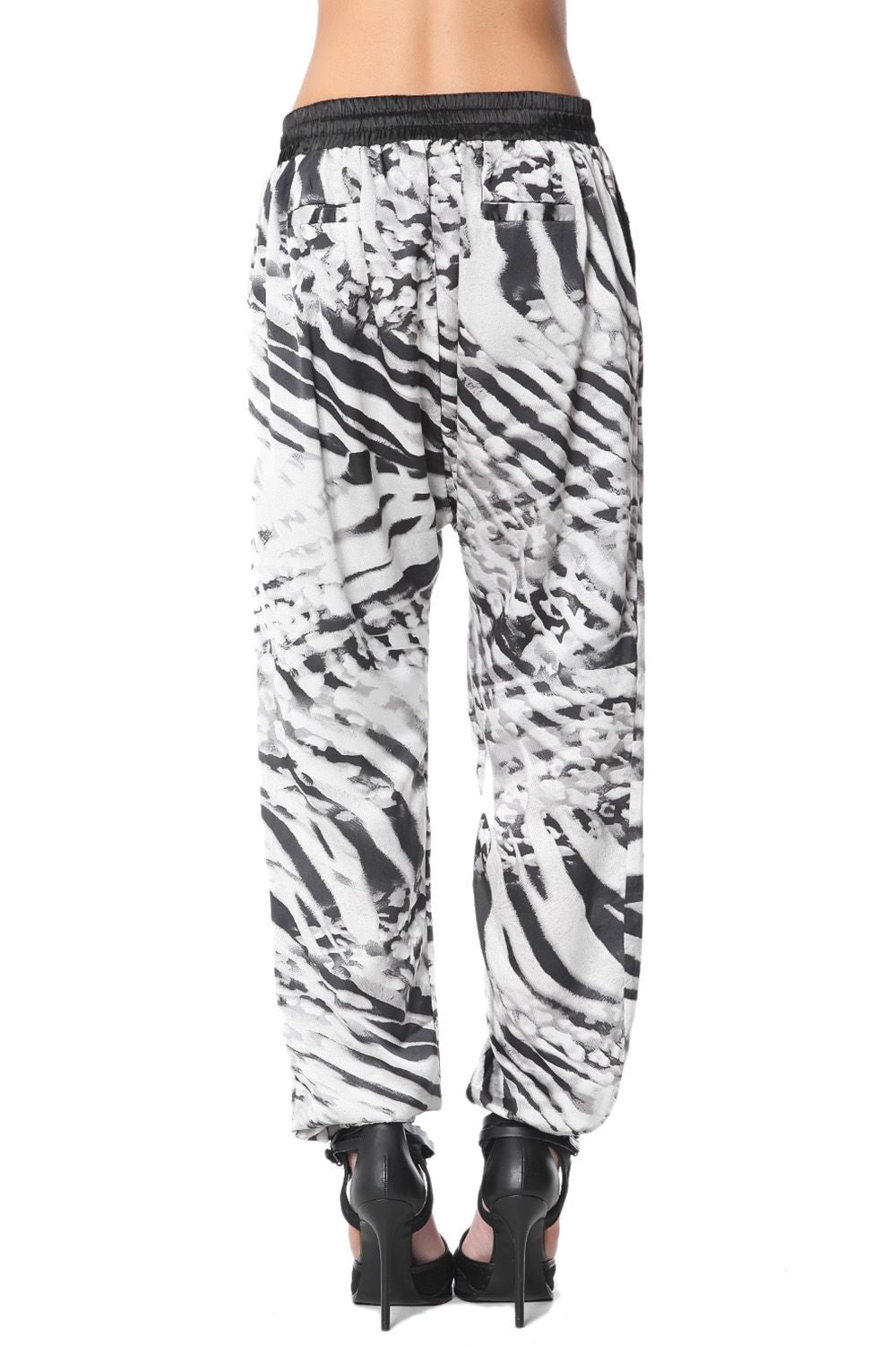 Pantalones baggy con estampado animal gris Q2
