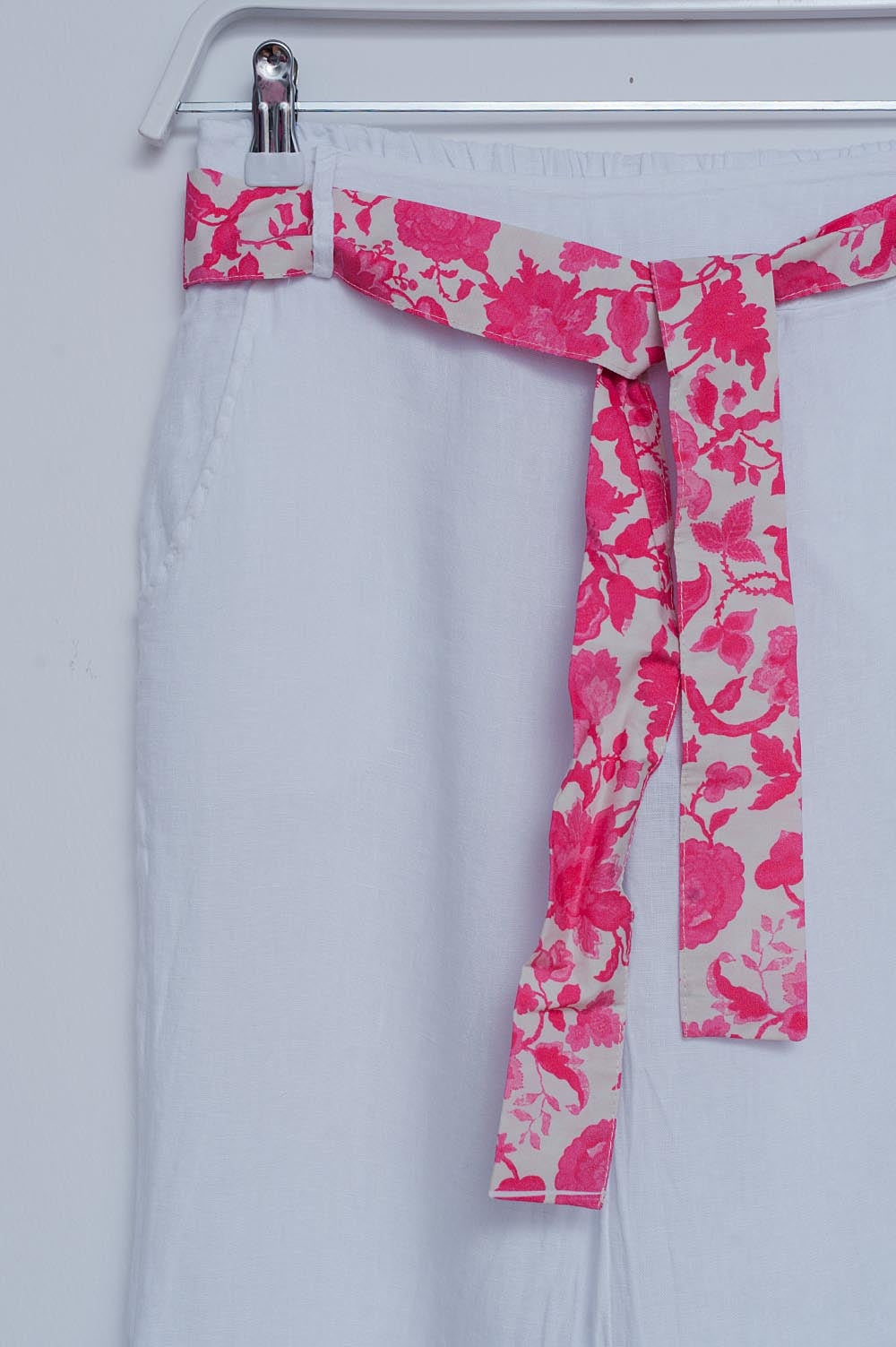 Pantalones de lino blancos de pernera ancha con aberturas laterales Q2