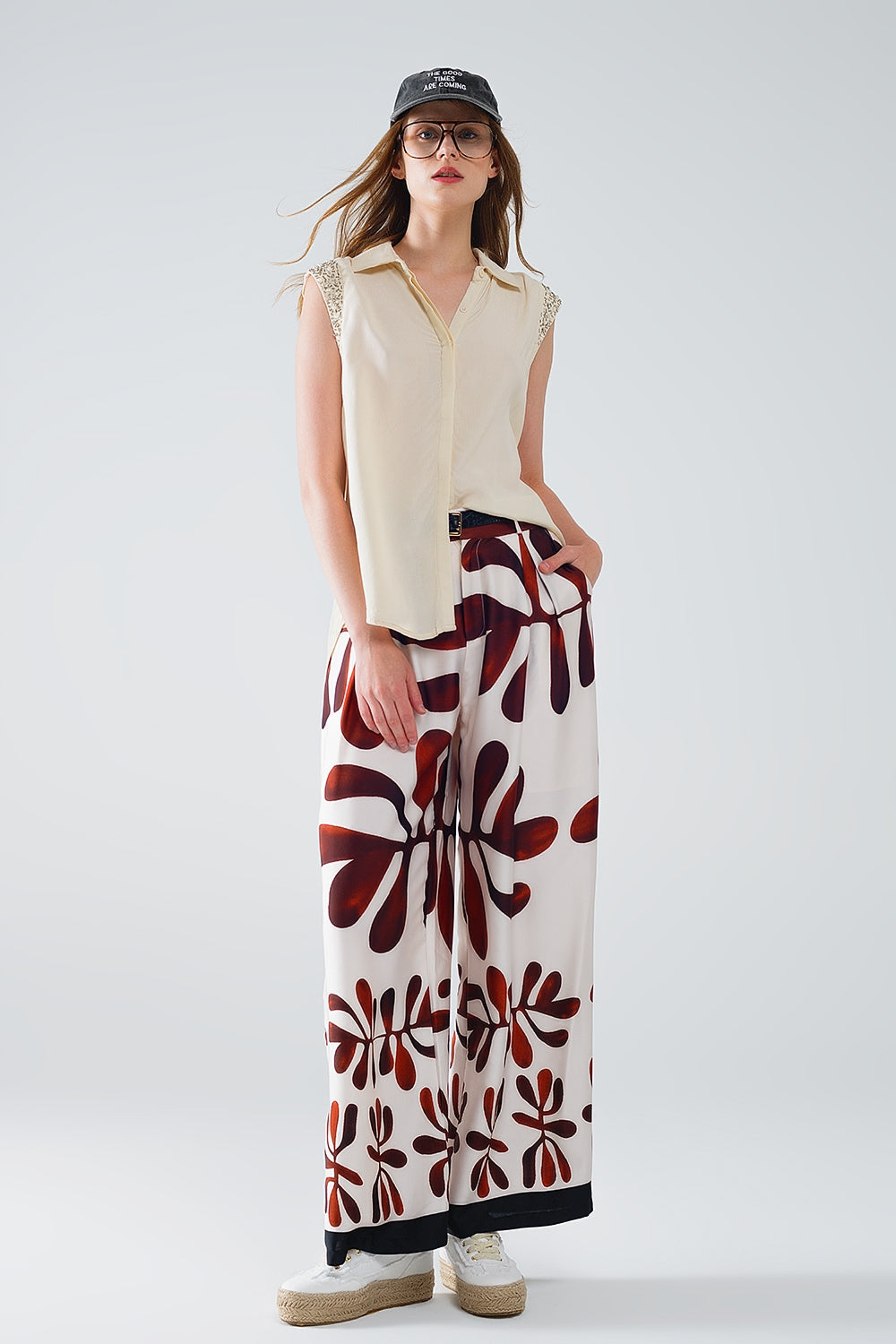 Pantalones de pata ancha con estampado abstracto en blanco y marrón Q2