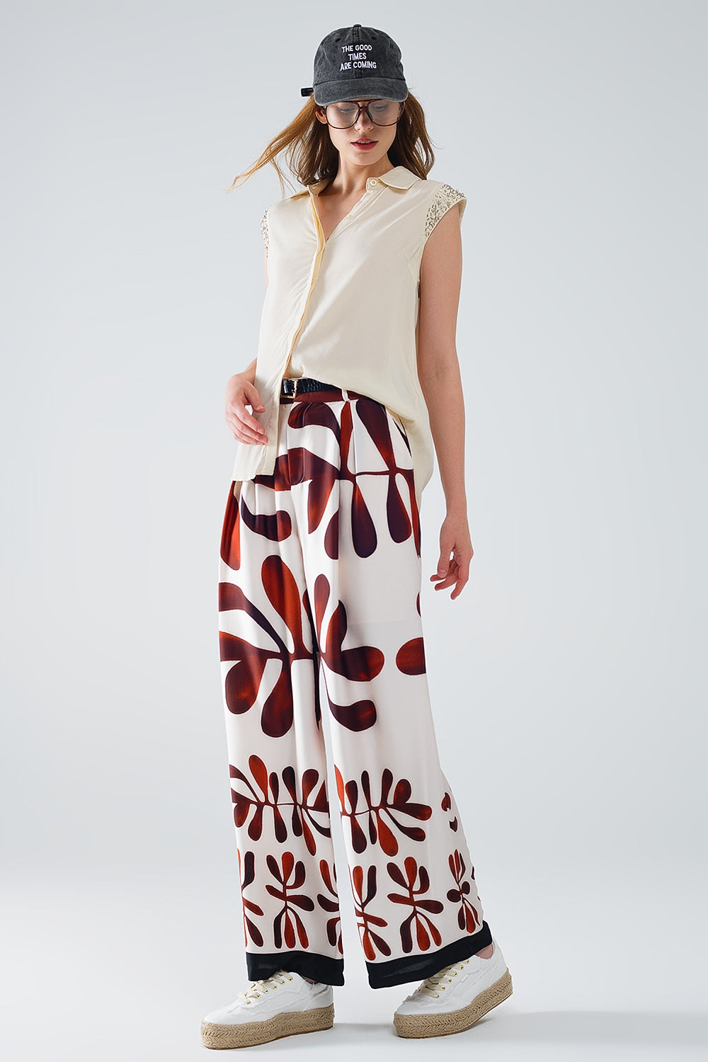 Pantalones de pata ancha con estampado abstracto en blanco y marrón Q2