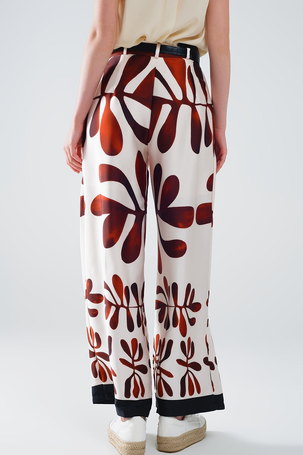 Pantalones de pata ancha con estampado abstracto en blanco y marrón Q2