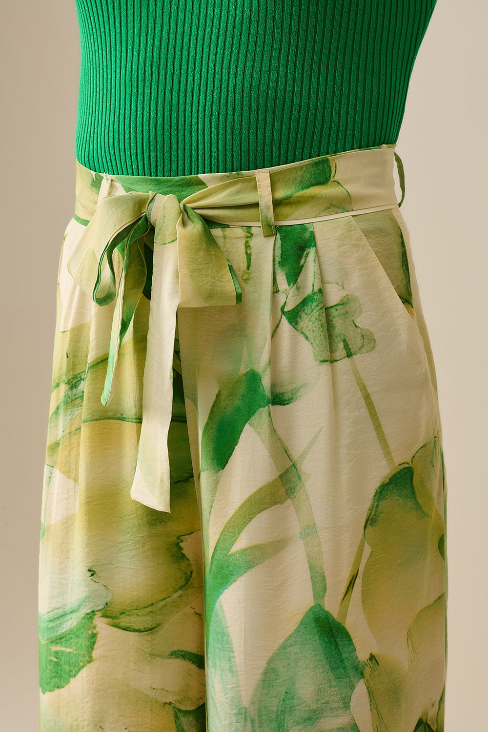 Pantalones de pata ancha con estampado de acuarela verde Q2