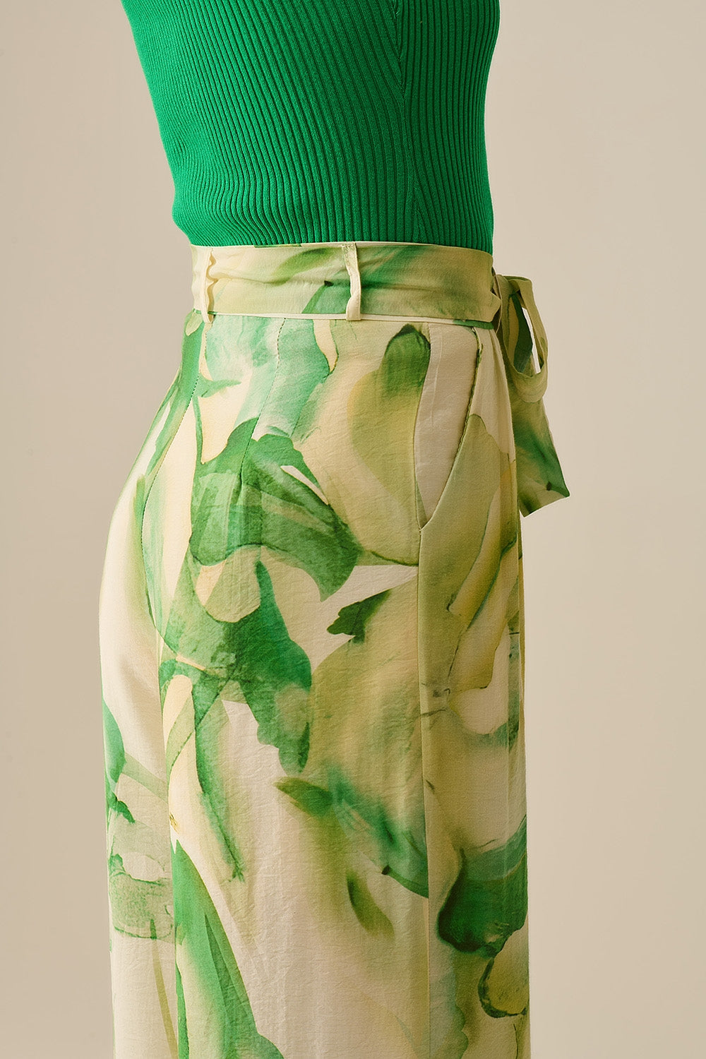 Pantalones de pata ancha con estampado de acuarela verde Q2