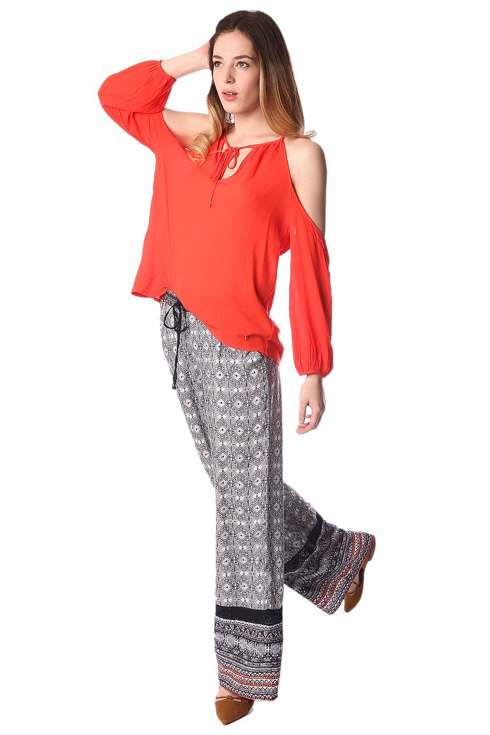 Pantalones de pernera amplia con estampado etnico azul y detalle de puntilla Q2