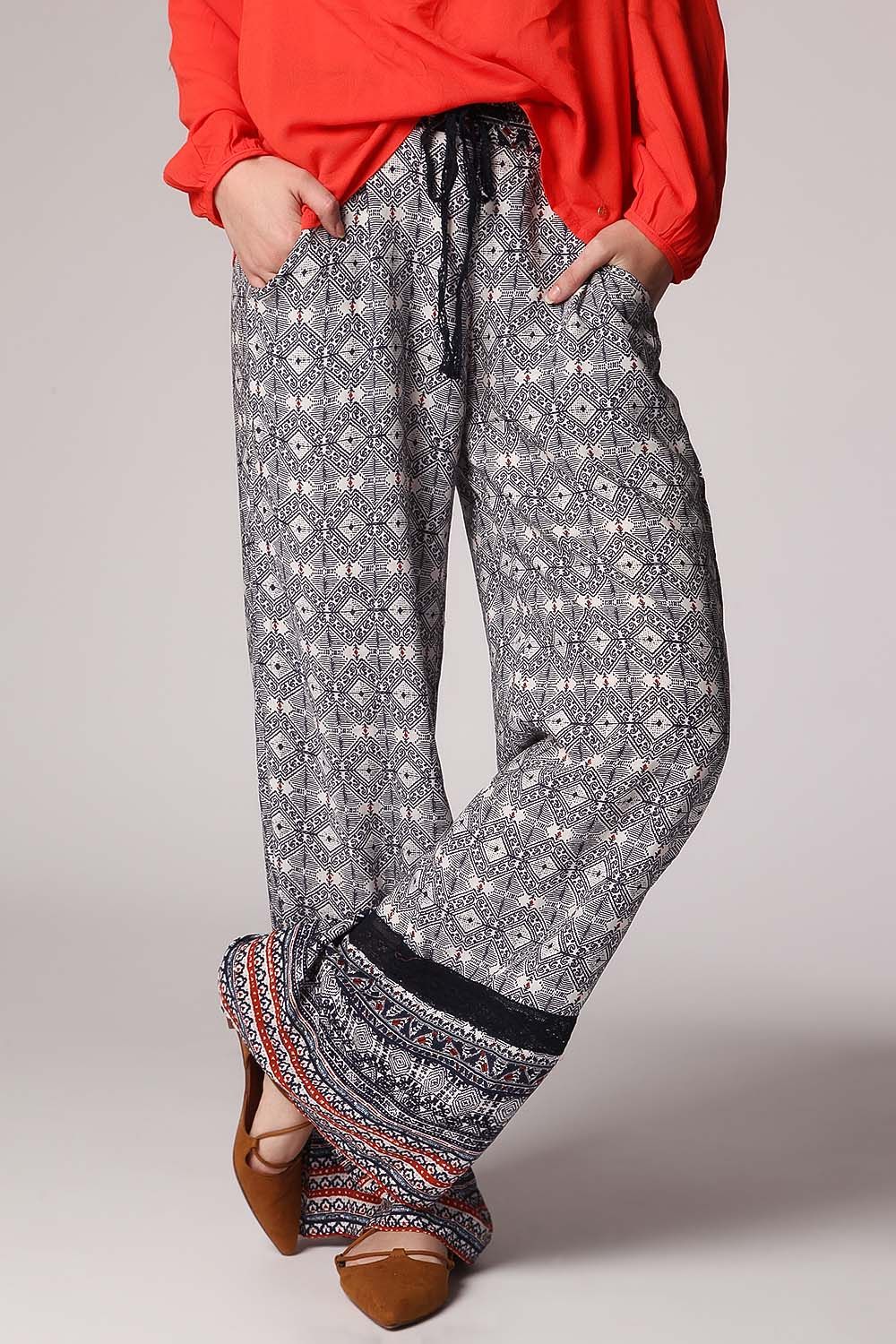 Pantalones de pernera amplia con estampado etnico azul y detalle de puntilla Q2