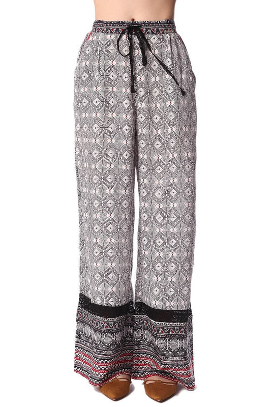 Q2 Pantalones de pernera amplia con estampado etnico negro y detalle de puntilla