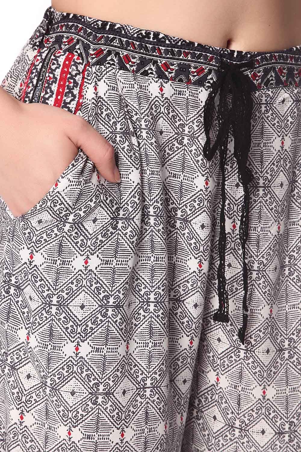 Pantalones de pernera amplia con estampado etnico negro y detalle de puntilla Q2