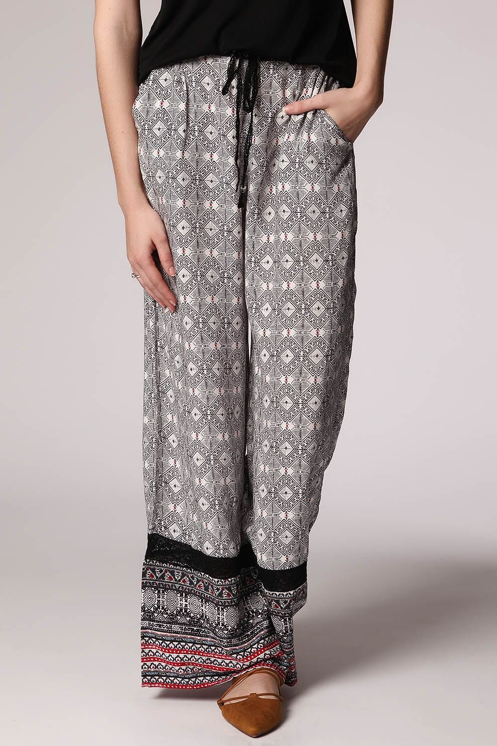 Pantalones de pernera amplia con estampado etnico negro y detalle de puntilla Q2