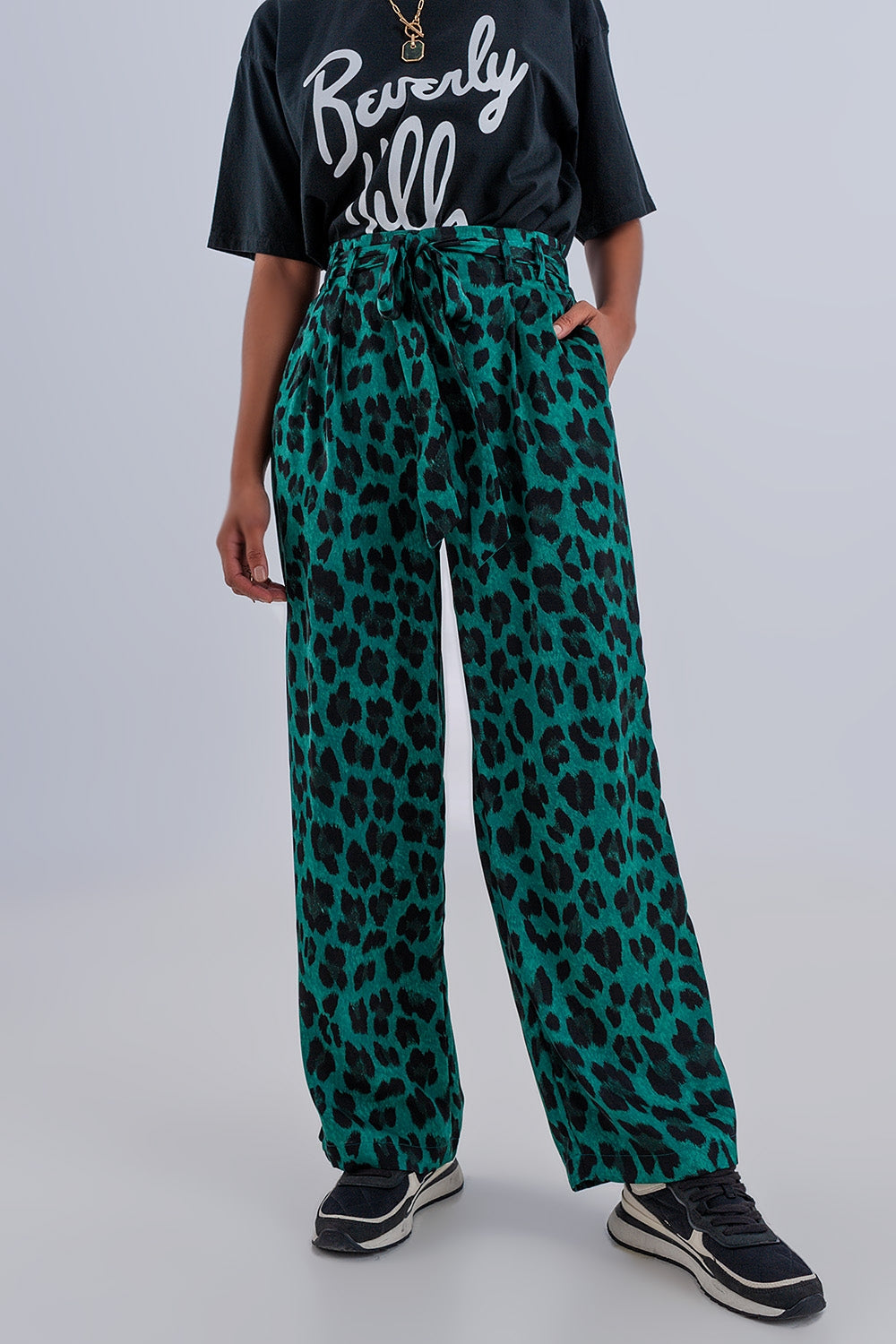 Pantalones de pernera ancha con estampado de leopardo en verde Q2