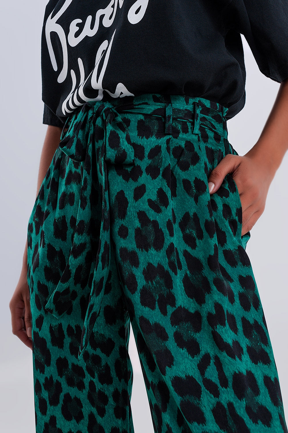 Pantalones de pernera ancha con estampado de leopardo en verde Q2