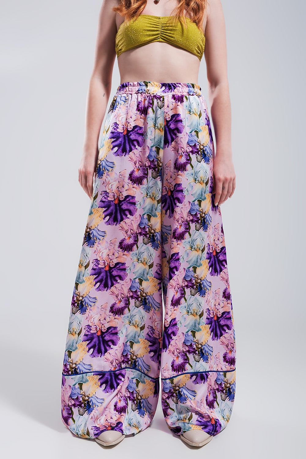 Pantalones de pernera ancha y talle alto con estampado floral morado de satén Q2
