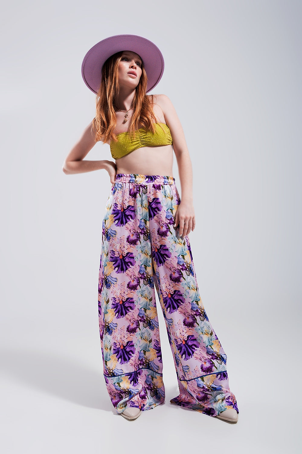 Pantalones de pernera ancha y talle alto con estampado floral morado de satén Q2