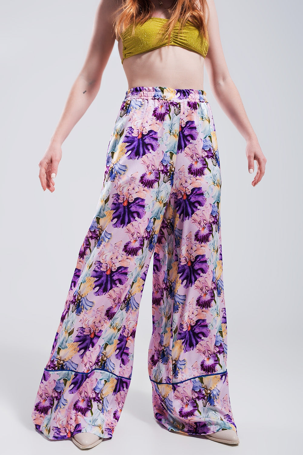 Pantalones de pernera ancha y talle alto con estampado floral morado de satén Q2