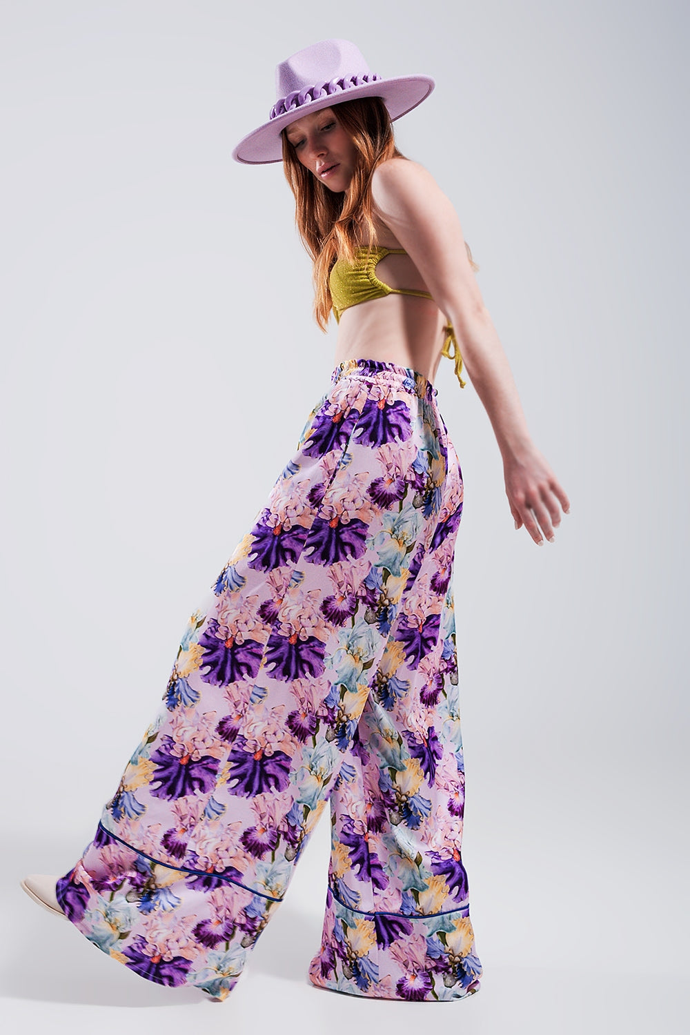 Pantalones de pernera ancha y talle alto con estampado floral morado de satén Q2
