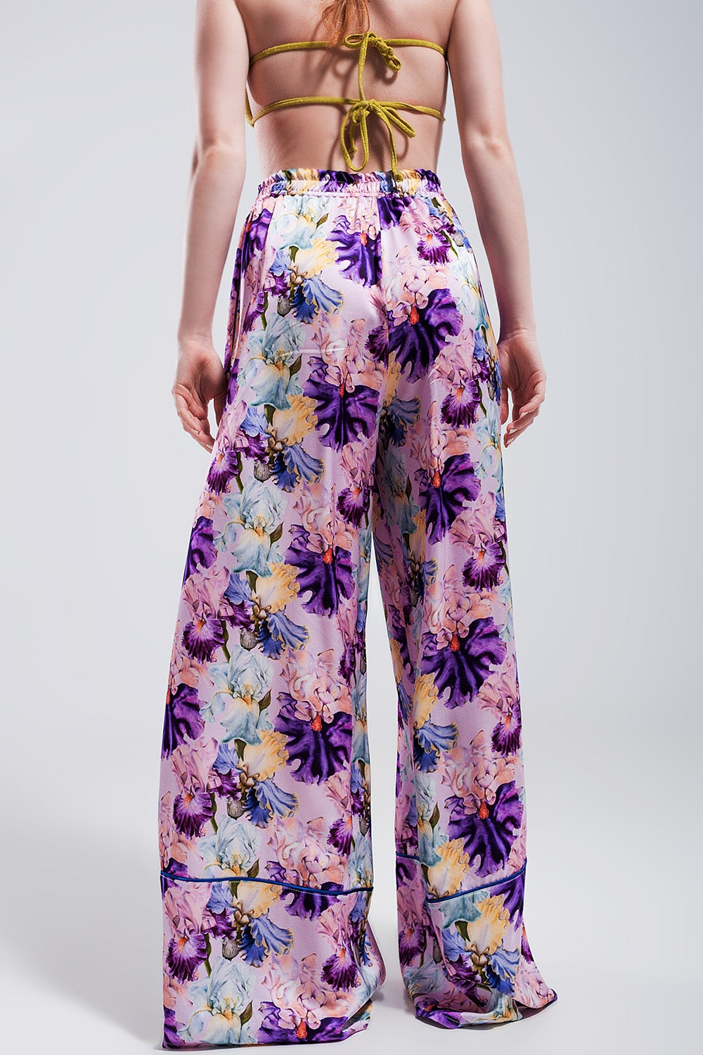Pantalones de pernera ancha y talle alto con estampado floral morado de satén Q2