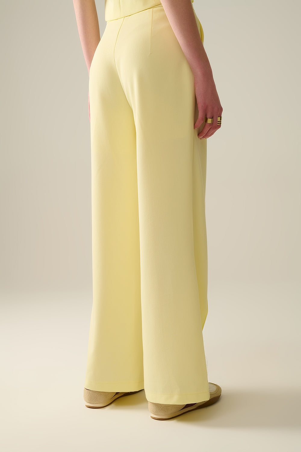 Pantalones de pierna ancha a medida en amarillo Q2