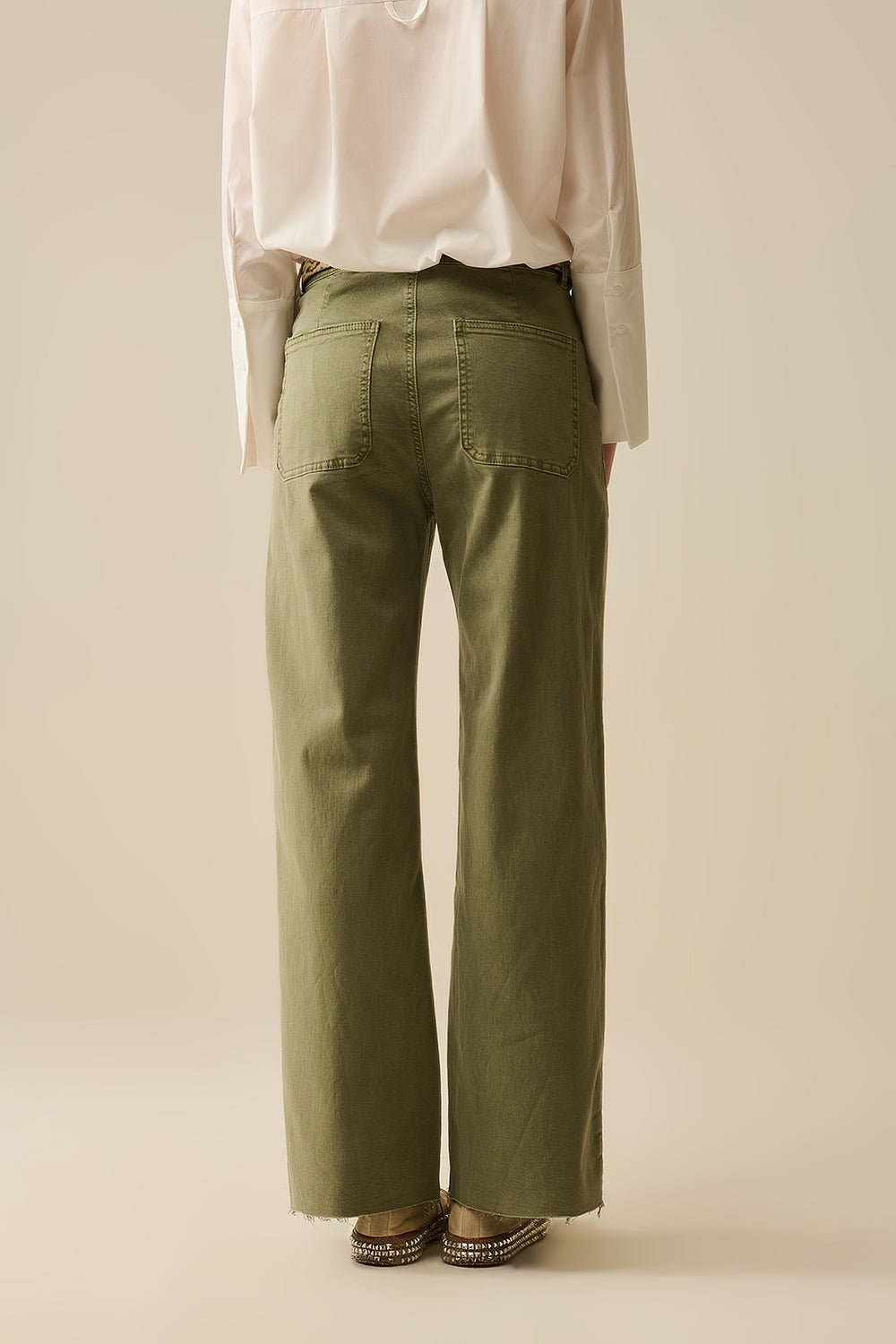 pantalones de pierna ancha con bolsillos delanteros en color caqui Q2