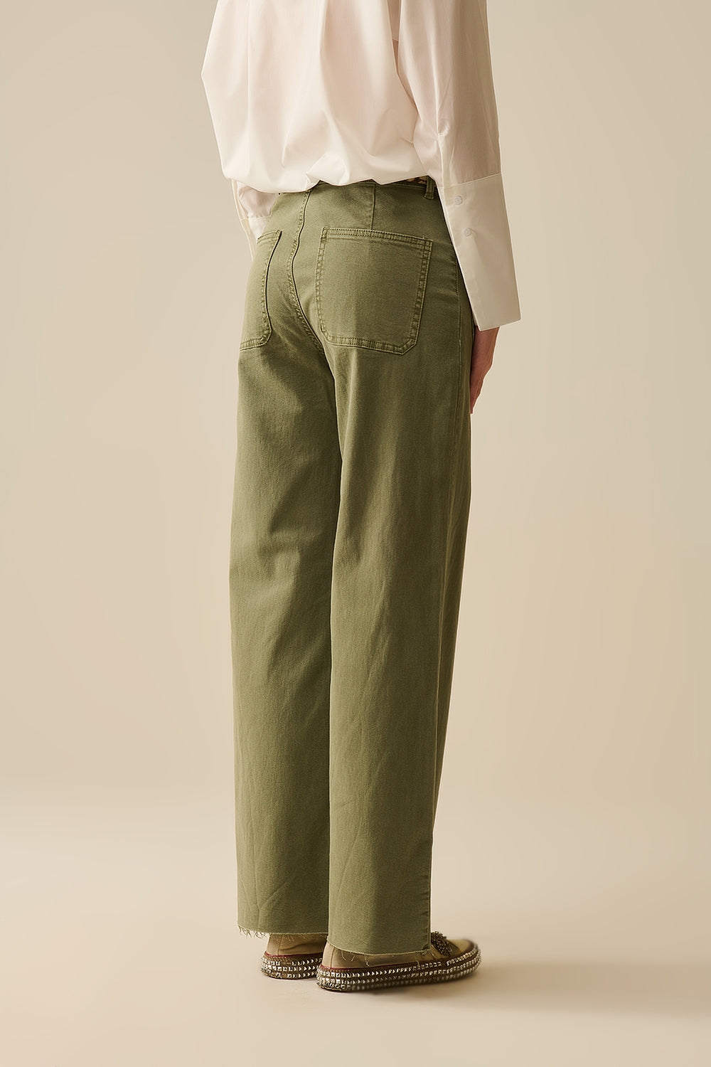 pantalones de pierna ancha con bolsillos delanteros en color caqui Q2