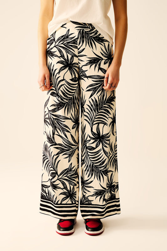 Q2 Pantalones de pierna ancha en blanco con detalle floral en negro