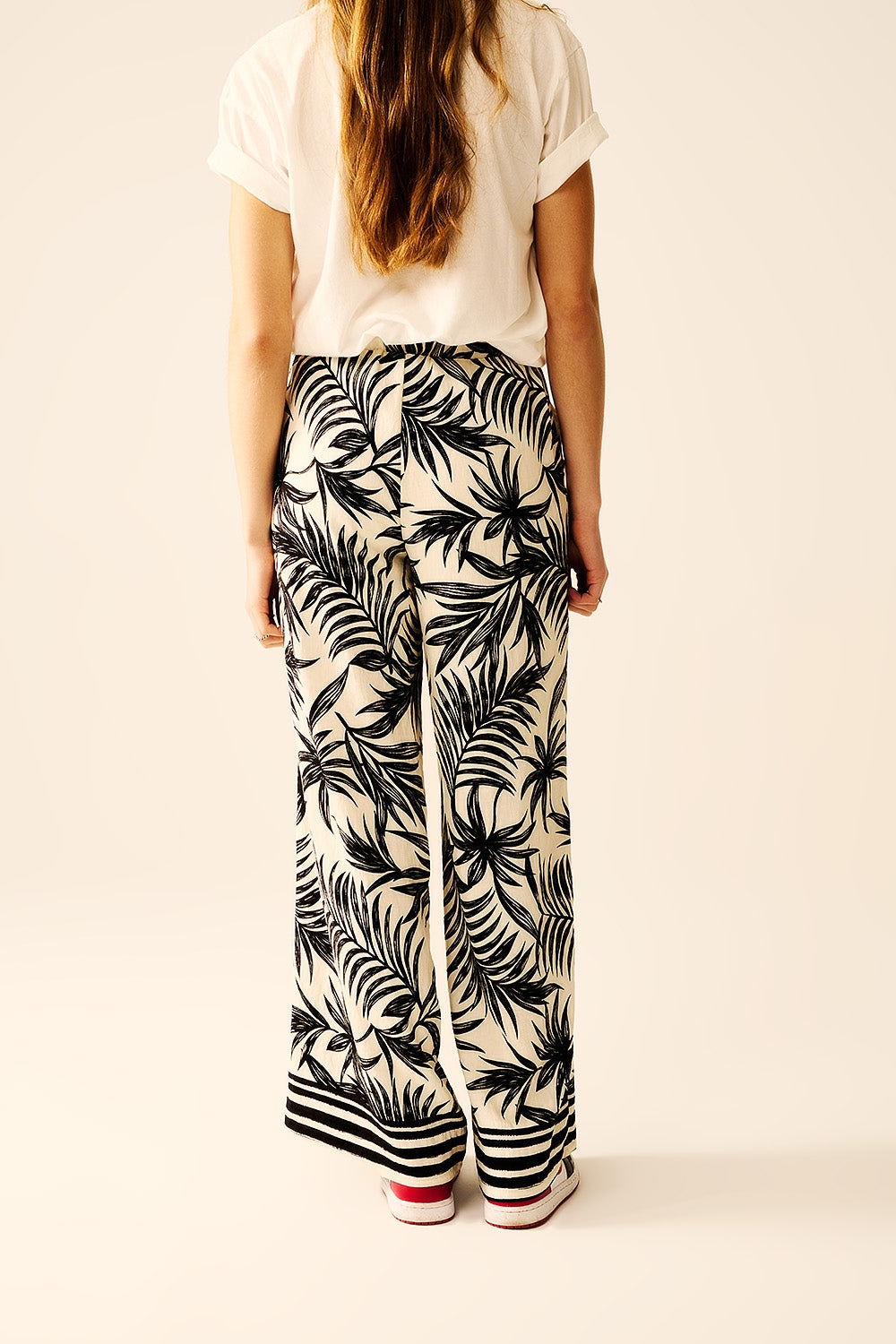 Pantalones de pierna ancha en blanco con detalle floral en negro Q2