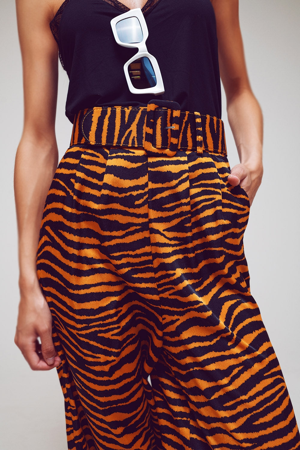Pantalones de pierna recta con estampado animal y cinturón ancho con hebilla Q2
