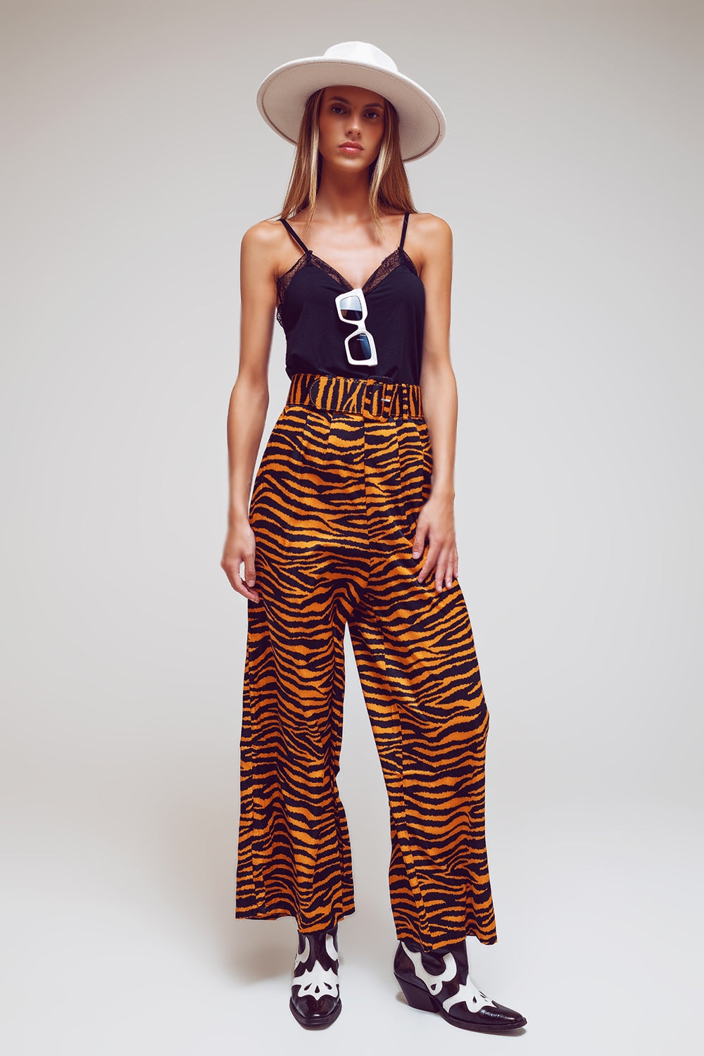 Pantalones de pierna recta con estampado animal y cinturón ancho con hebilla Q2