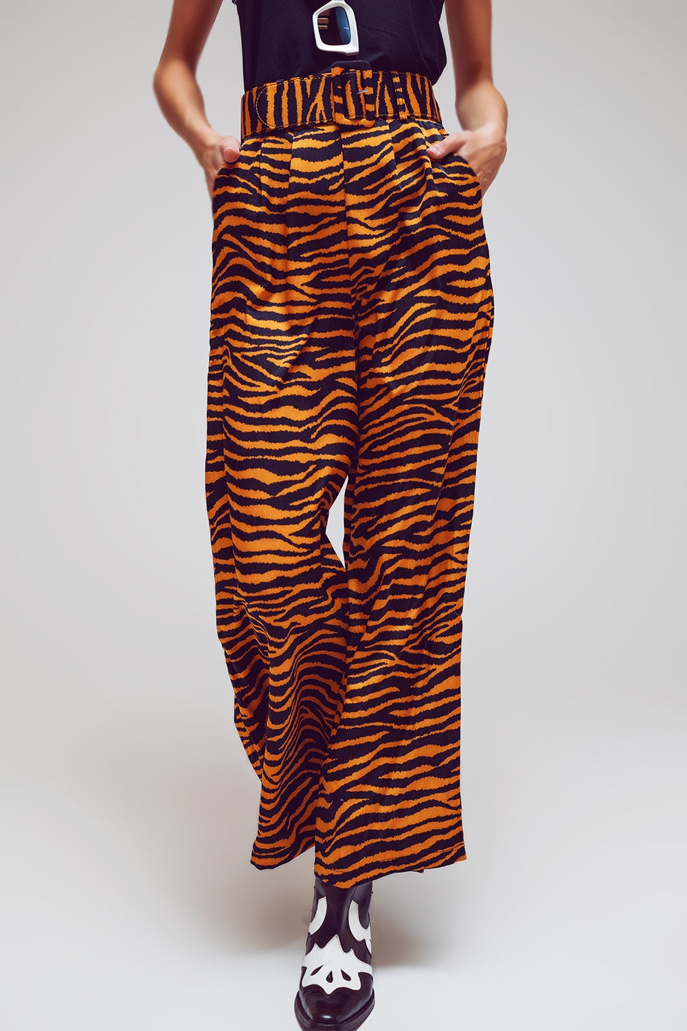 Pantalones de pierna recta con estampado animal y cinturón ancho con hebilla Q2
