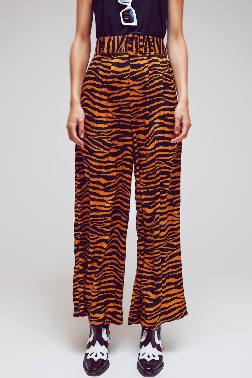 Q2 Pantalones de pierna recta con estampado animal y cinturón ancho con hebilla
