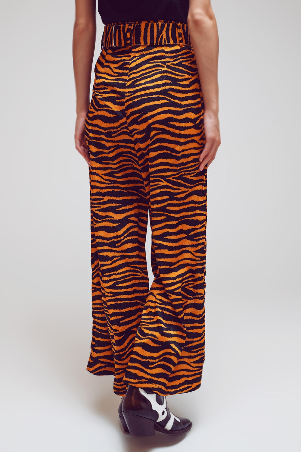 Pantalones de pierna recta con estampado animal y cinturón ancho con hebilla Q2
