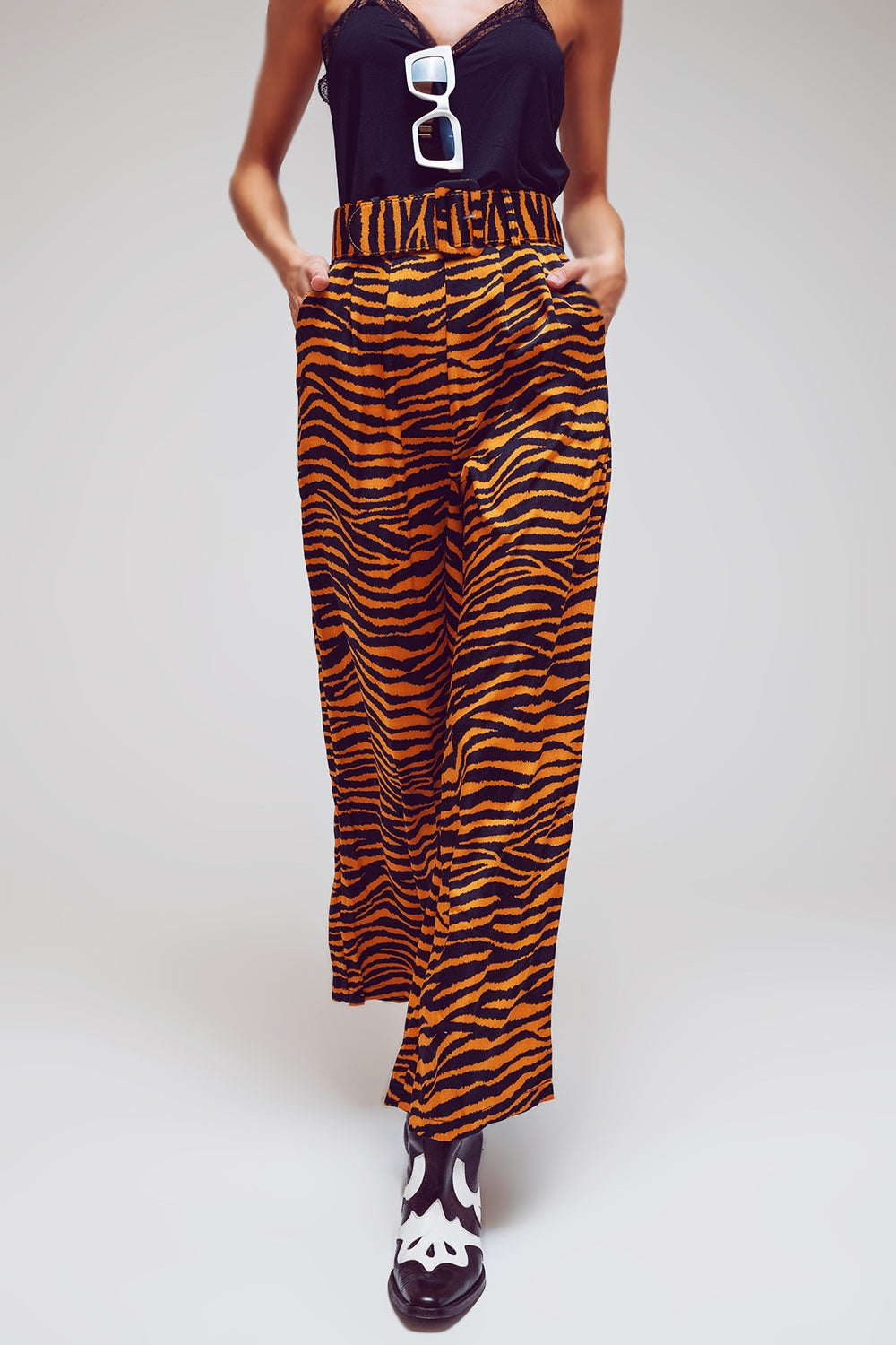 Pantalones de pierna recta con estampado animal y cinturón ancho con hebilla Q2