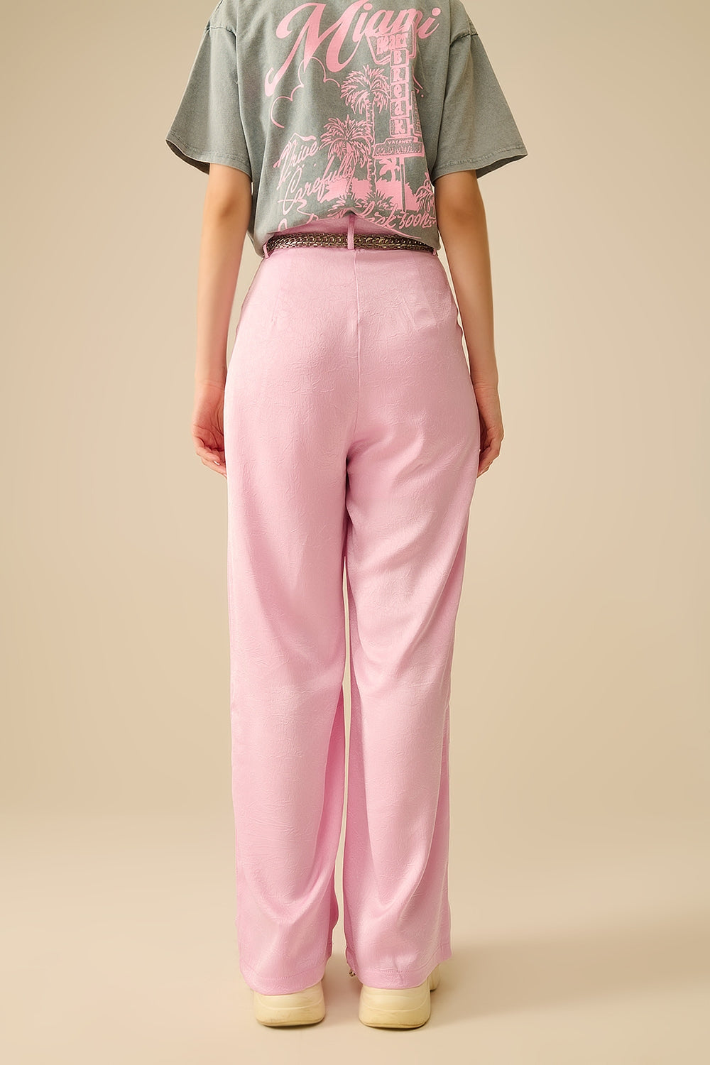 Pantalones de raso a medida con pernera ancha en rosa Q2