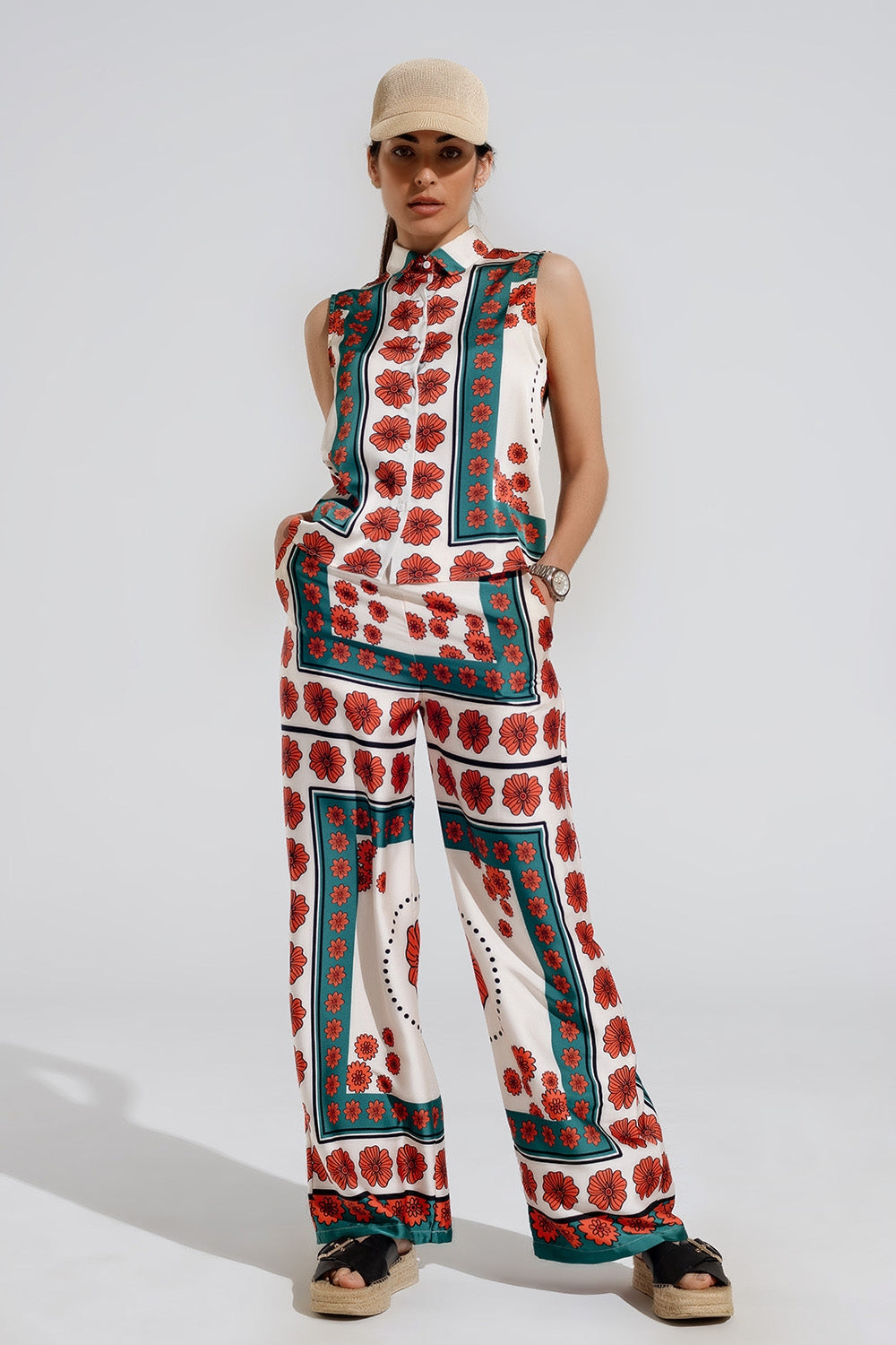 Pantalones de raso acampanados crema con diseño floral Q2