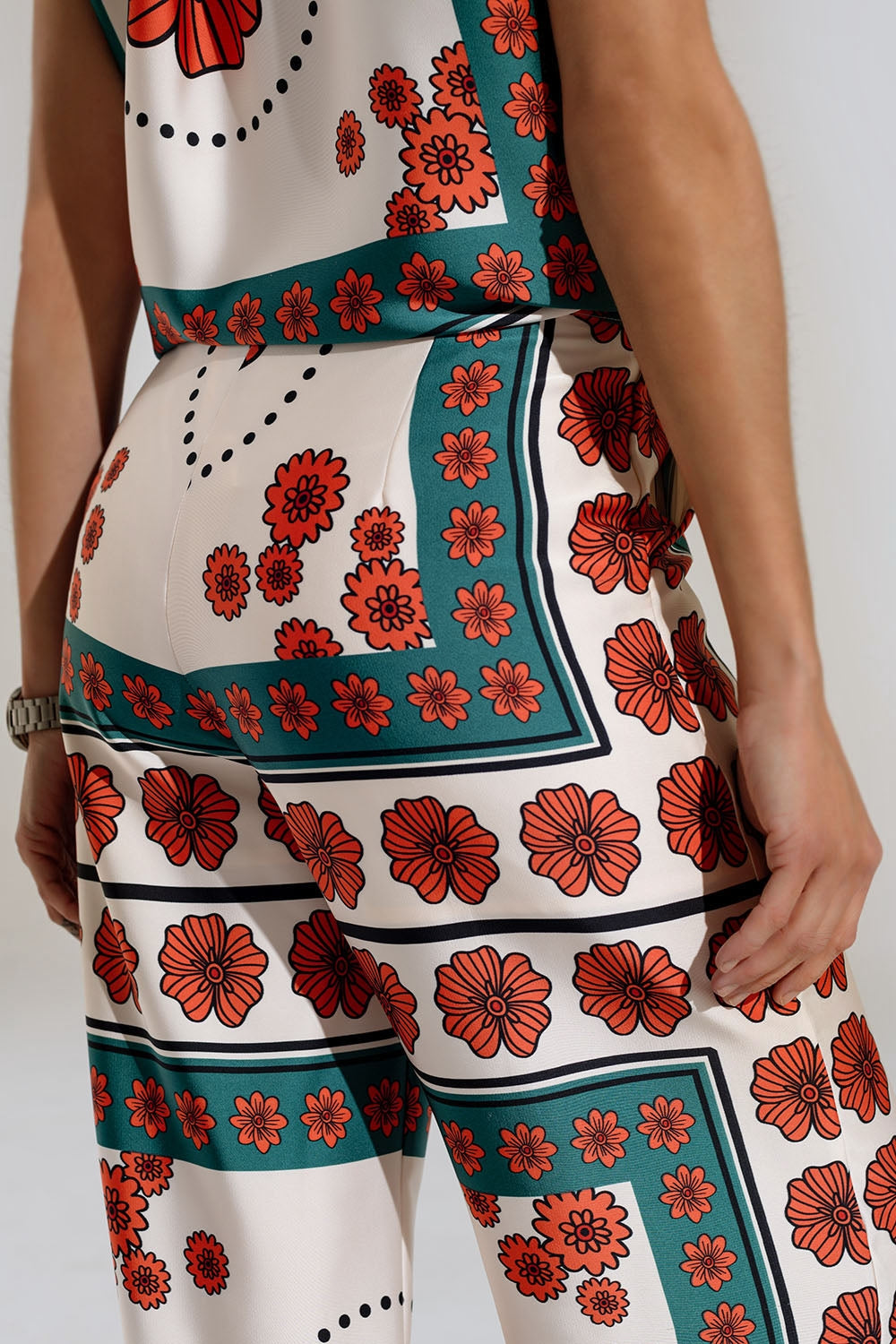 Pantalones de raso acampanados crema con diseño floral Q2