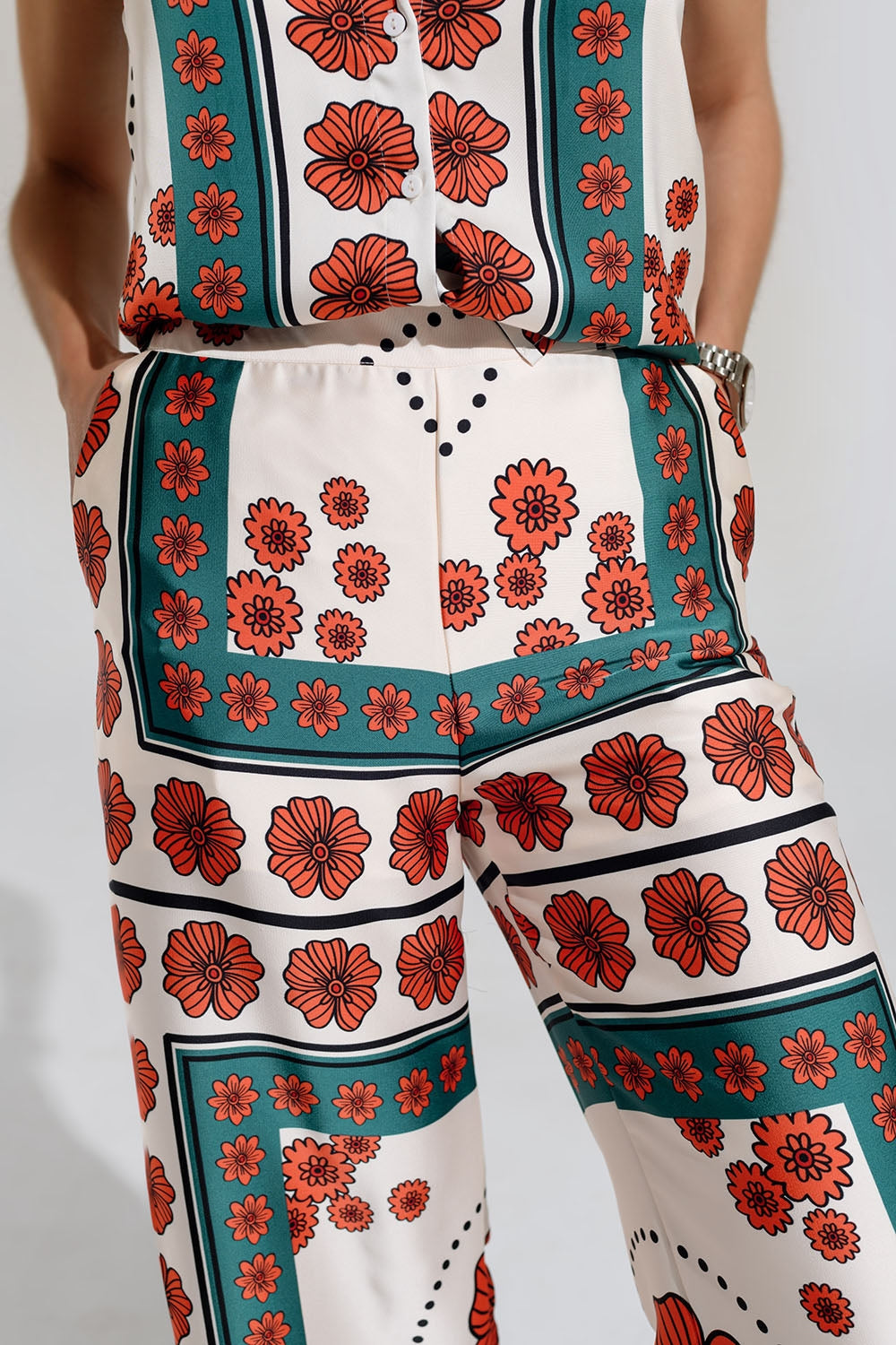 Pantalones de raso acampanados crema con diseño floral Q2