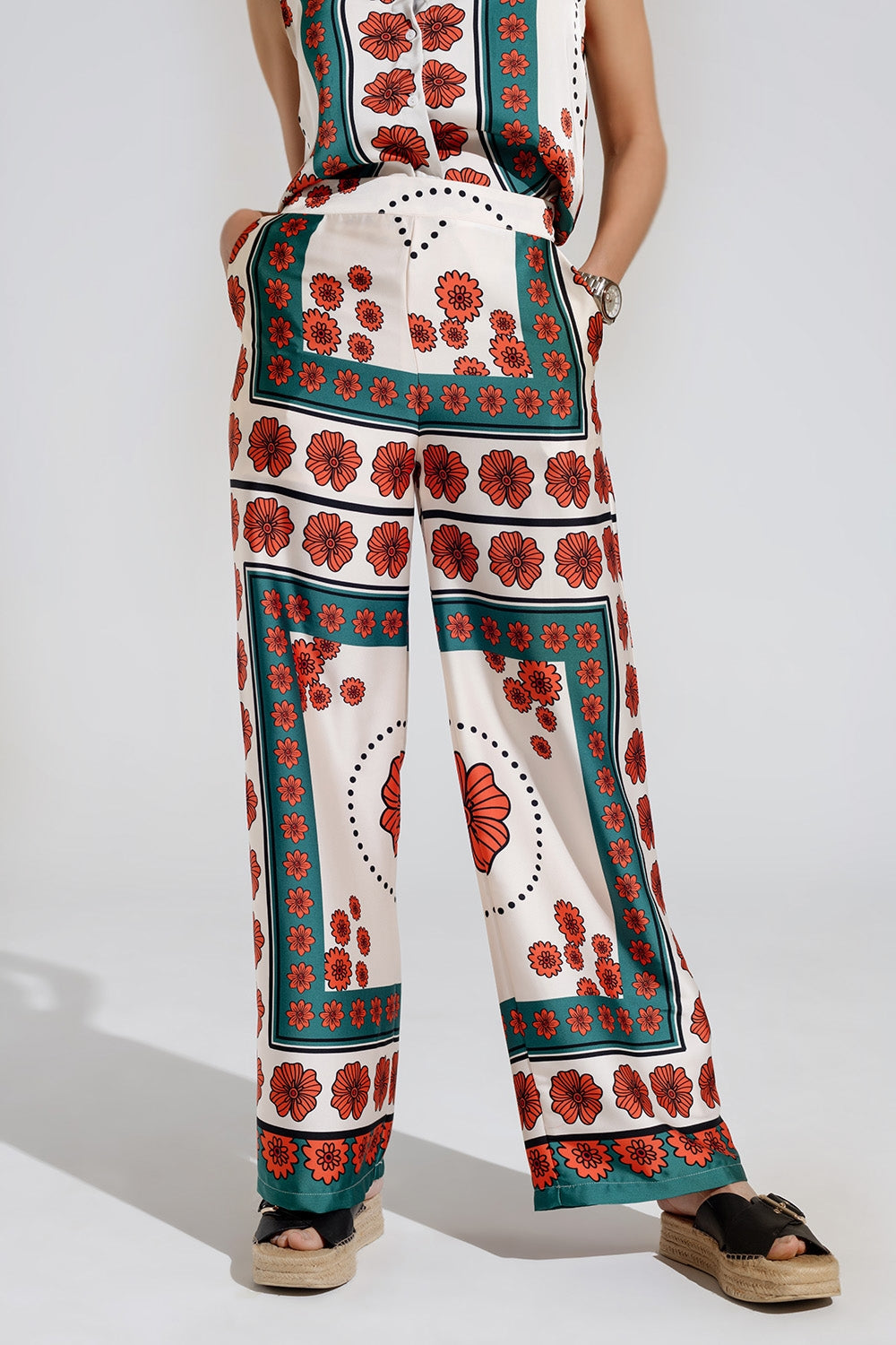 Q2 Pantalones de raso acampanados crema con diseño floral