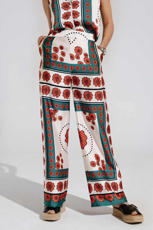 Q2 Pantalones de raso acampanados crema con diseño floral