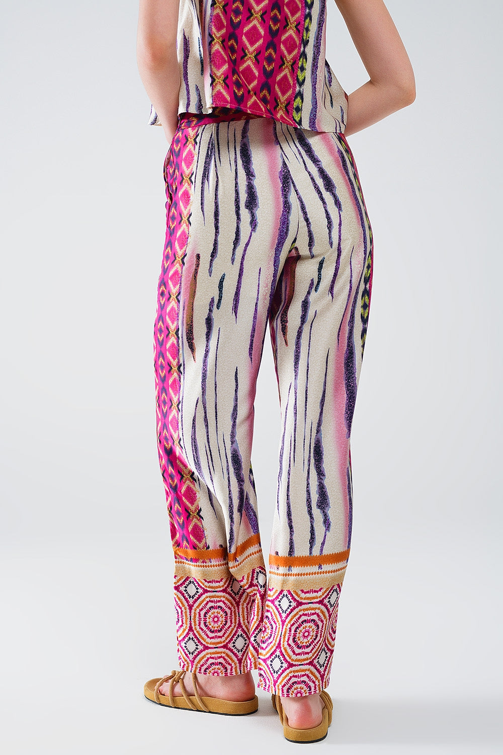 Pantalones de saten de pata ancha con estampado abstracto multicolor Q2