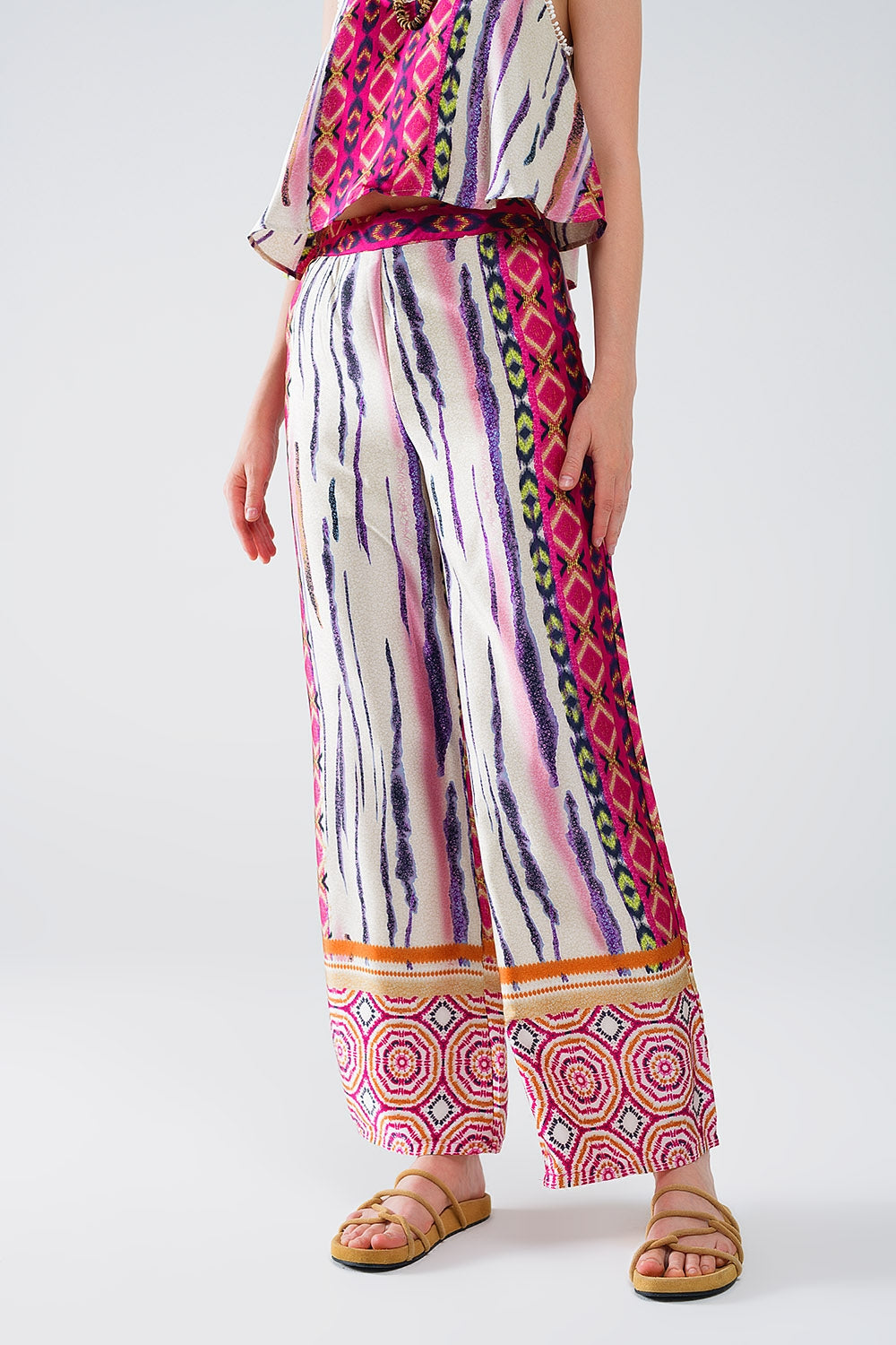 Pantalones de saten de pata ancha con estampado abstracto multicolor Q2