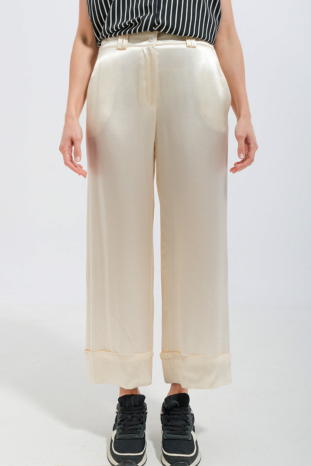 Q2 Pantalones de traje de pernera ancha de raso en crudo