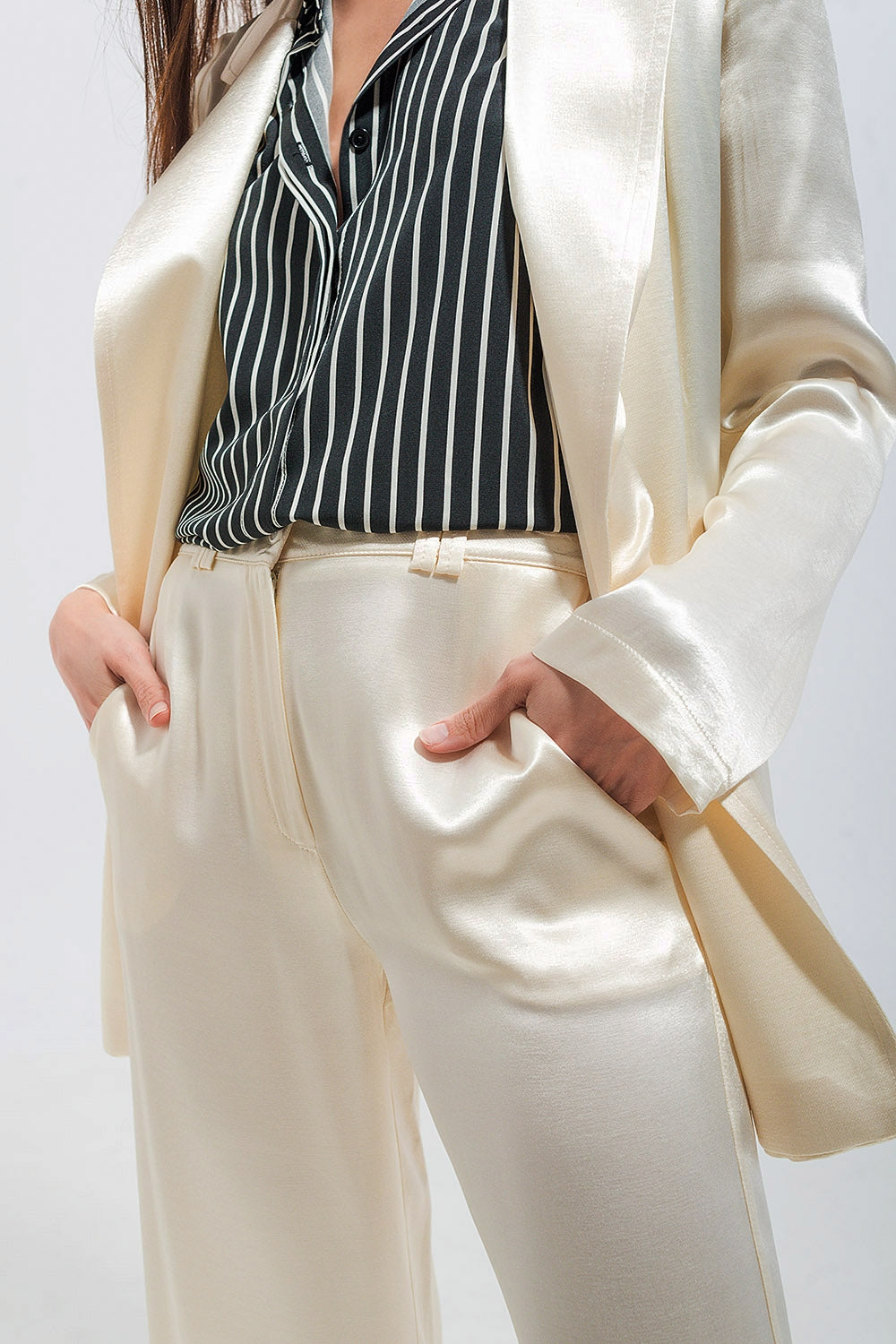 Pantalones de traje de pernera ancha de raso en crudo Q2