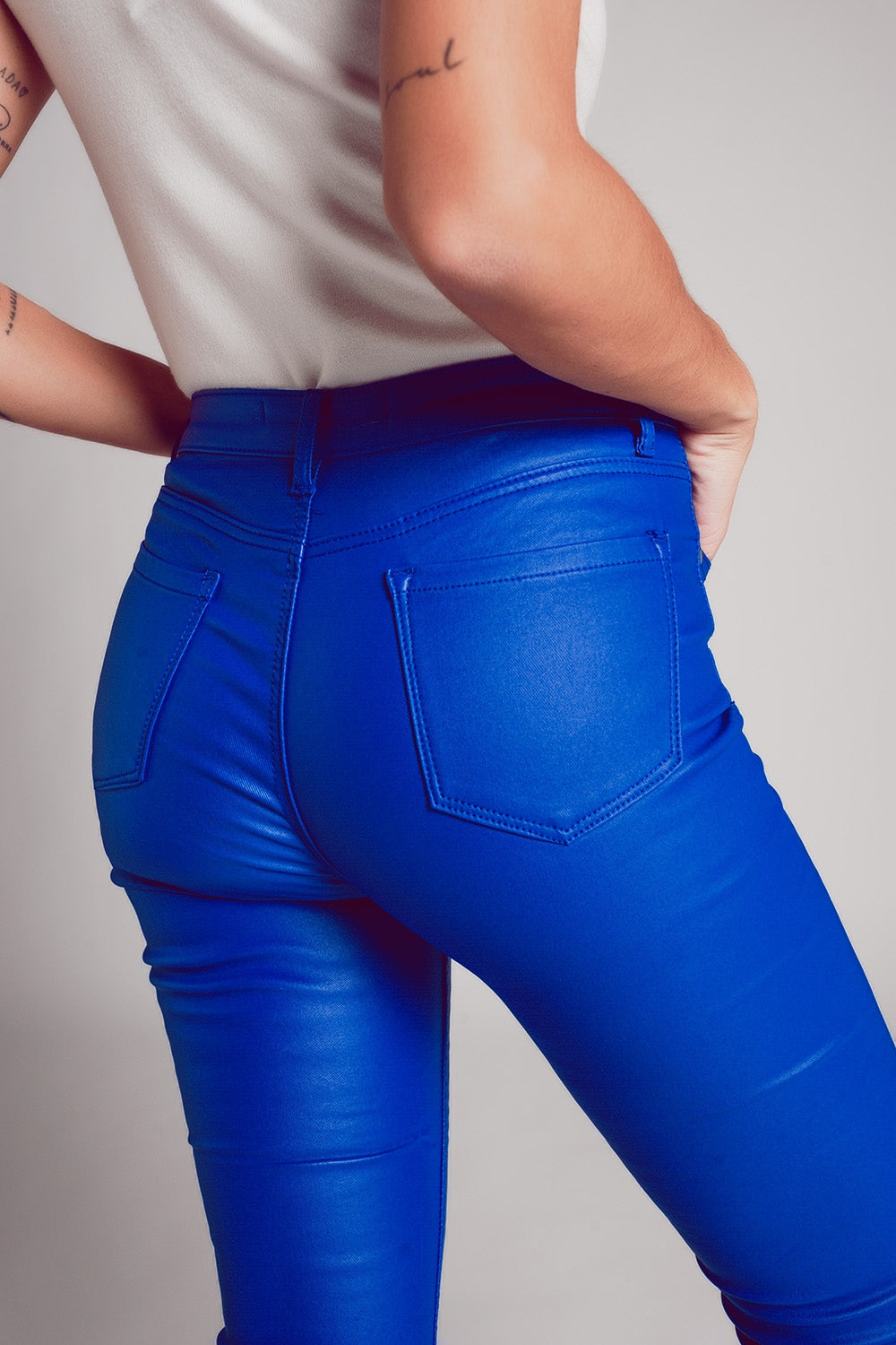 Pantalones elásticos de piel sintética en azul Q2