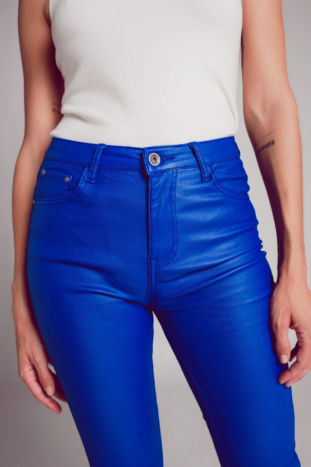 Pantalones elásticos de piel sintética en azul Q2