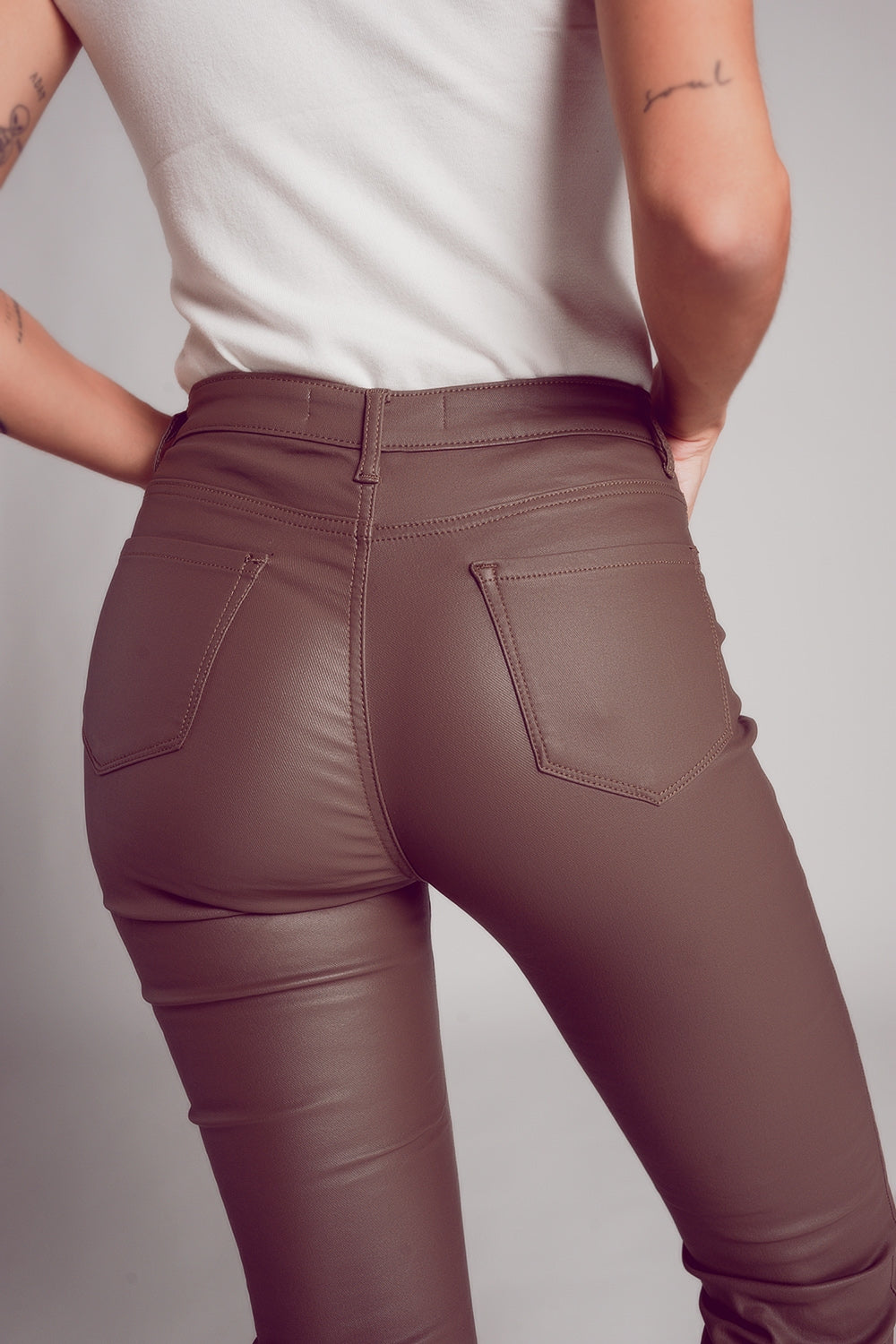 Pantalones elásticos de piel sintética en beige Q2