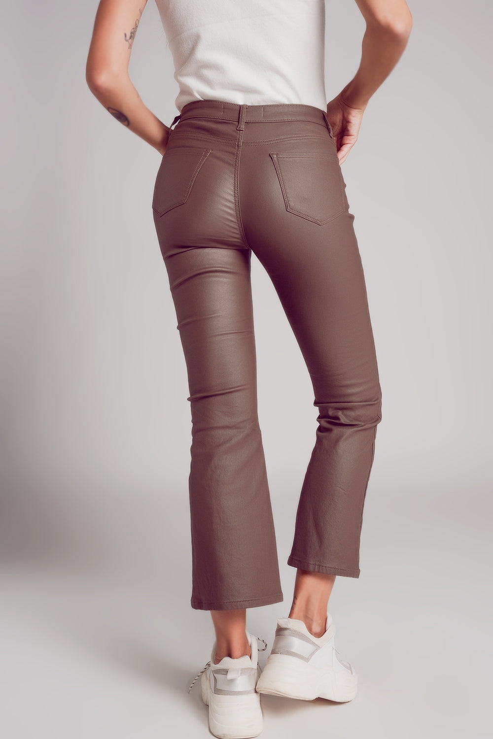 Pantalones elásticos de piel sintética en beige Q2