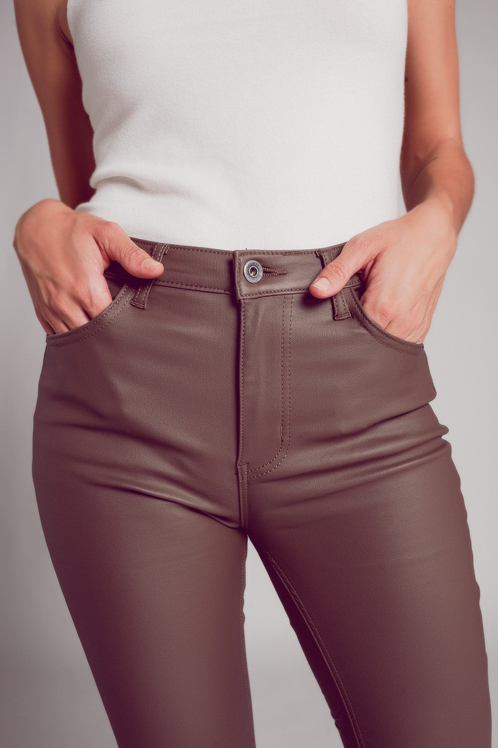 Pantalones elásticos de piel sintética en beige Q2