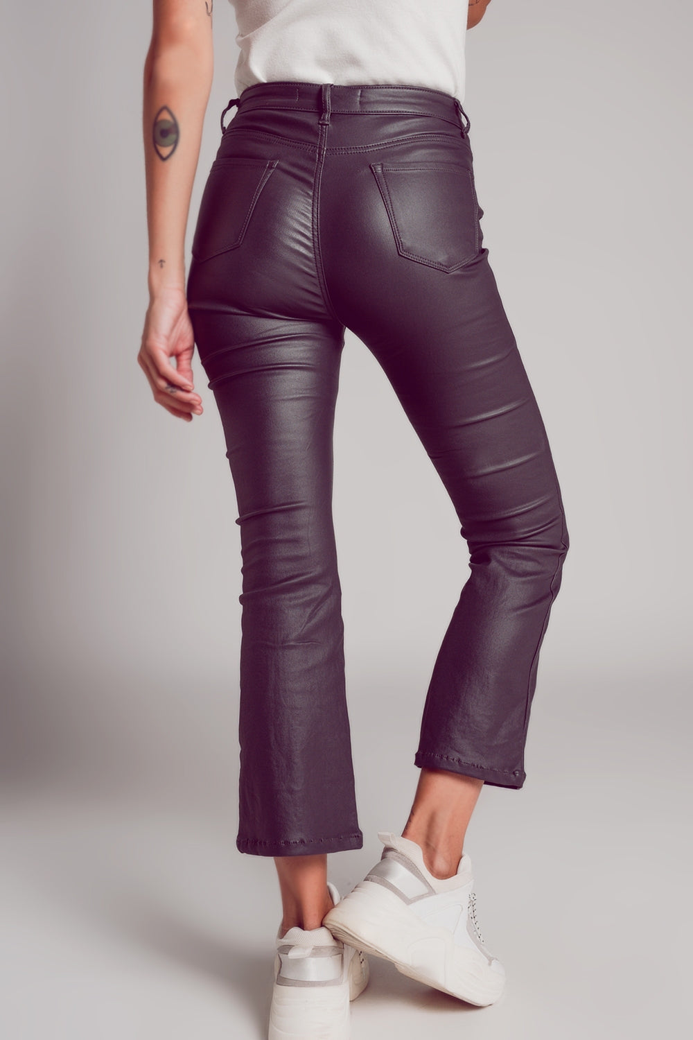 Pantalones elásticos de piel sintética en gris Q2