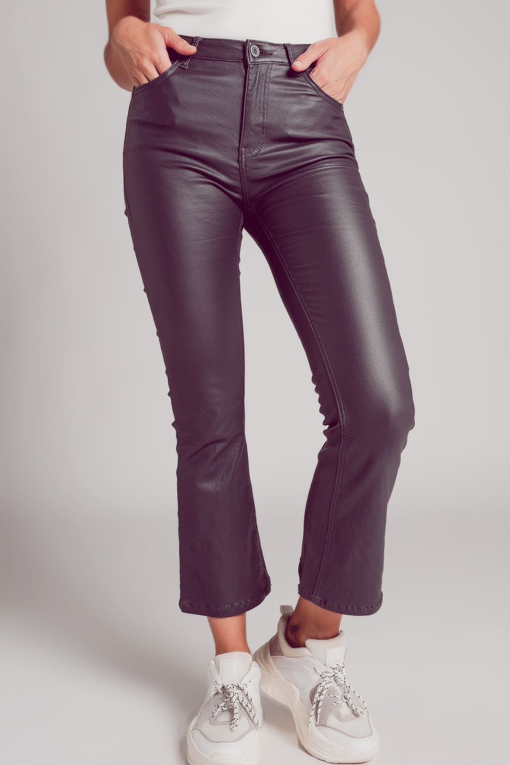 Q2 Pantalones elásticos de piel sintética en gris