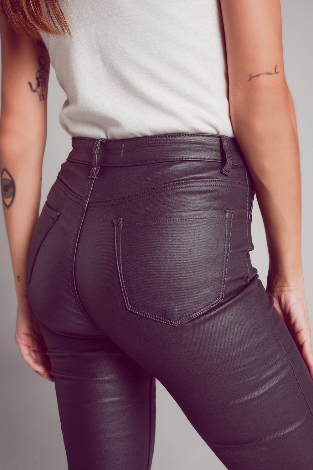Pantalones elásticos de piel sintética en gris Q2
