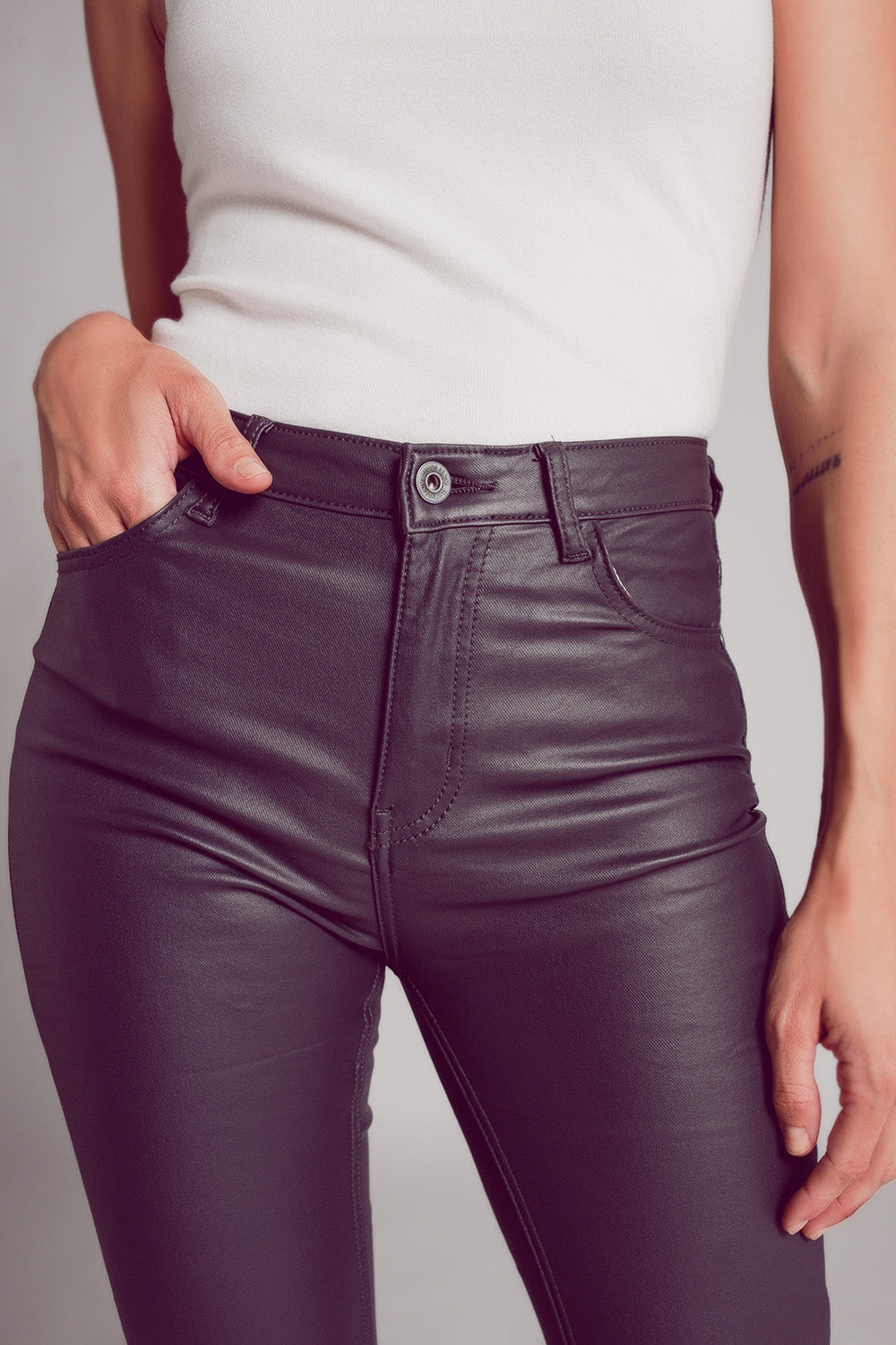 Pantalones elásticos de piel sintética en gris Q2