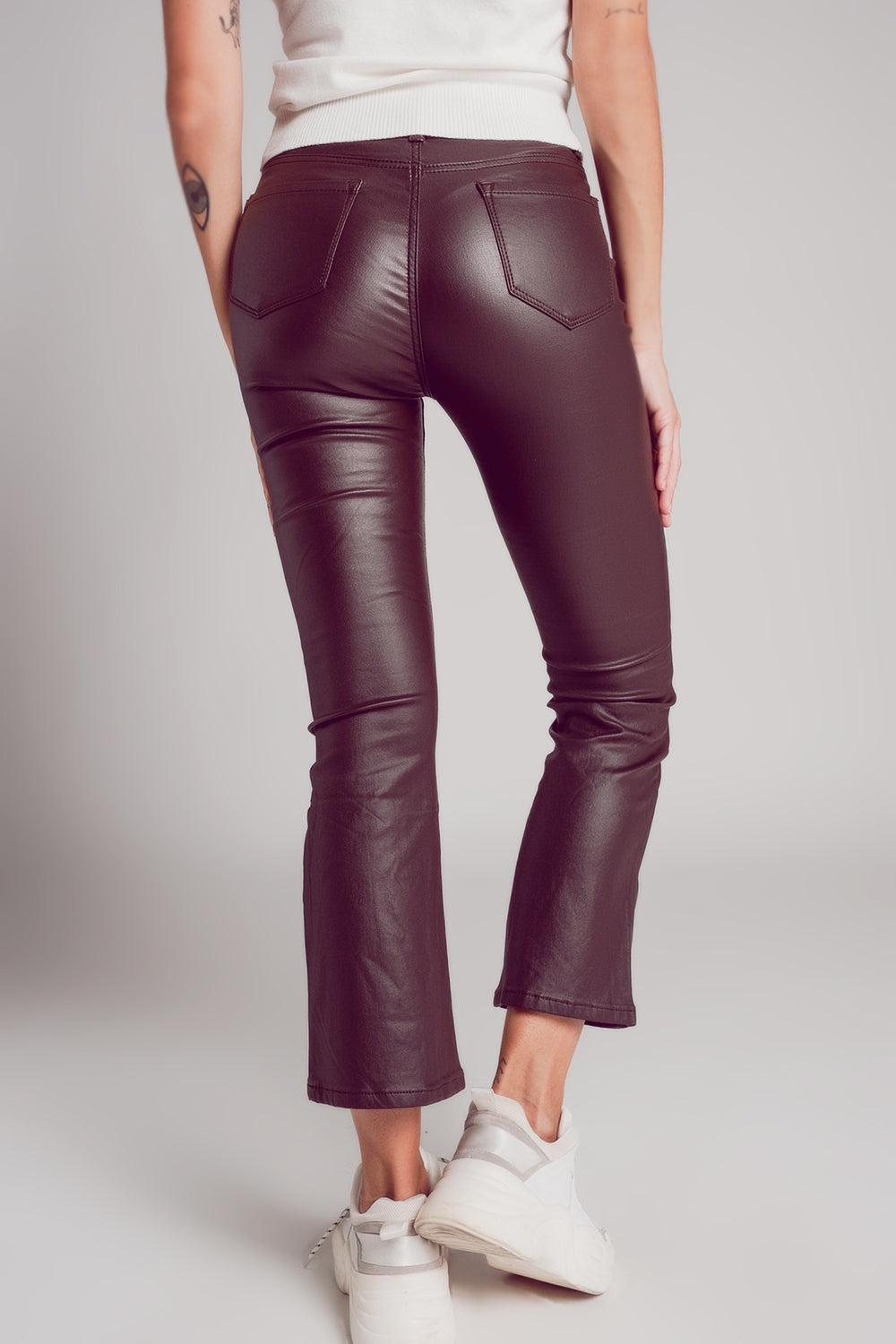 Pantalones elásticos de piel sintética en marron Q2